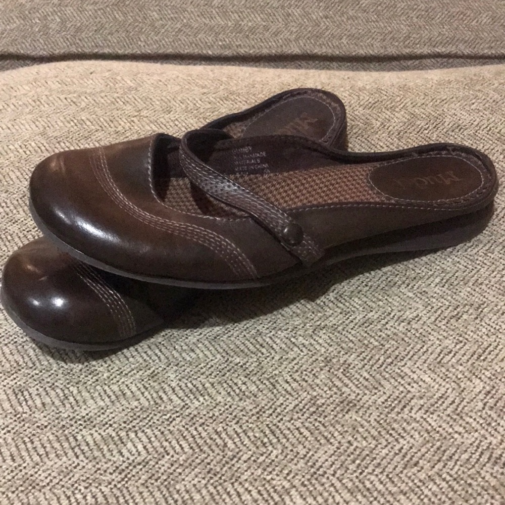 Mudd “Gumby” Brown 7.5 leather flat slip ons